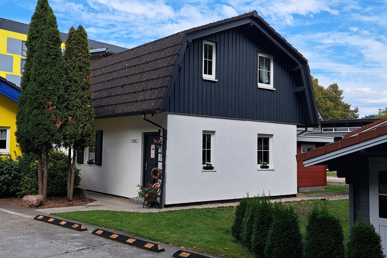 Musterhaus St. Pölten 02 im Glampke-Haus Park: weißes Haus mit dunklem Giebel