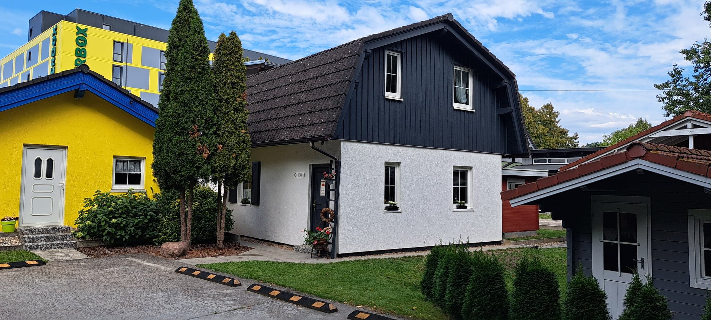 Musterhaus St. Pölten 02 auf dem Ausstellungsgelände an der B1, weiße Fassade mit dunklem Dach