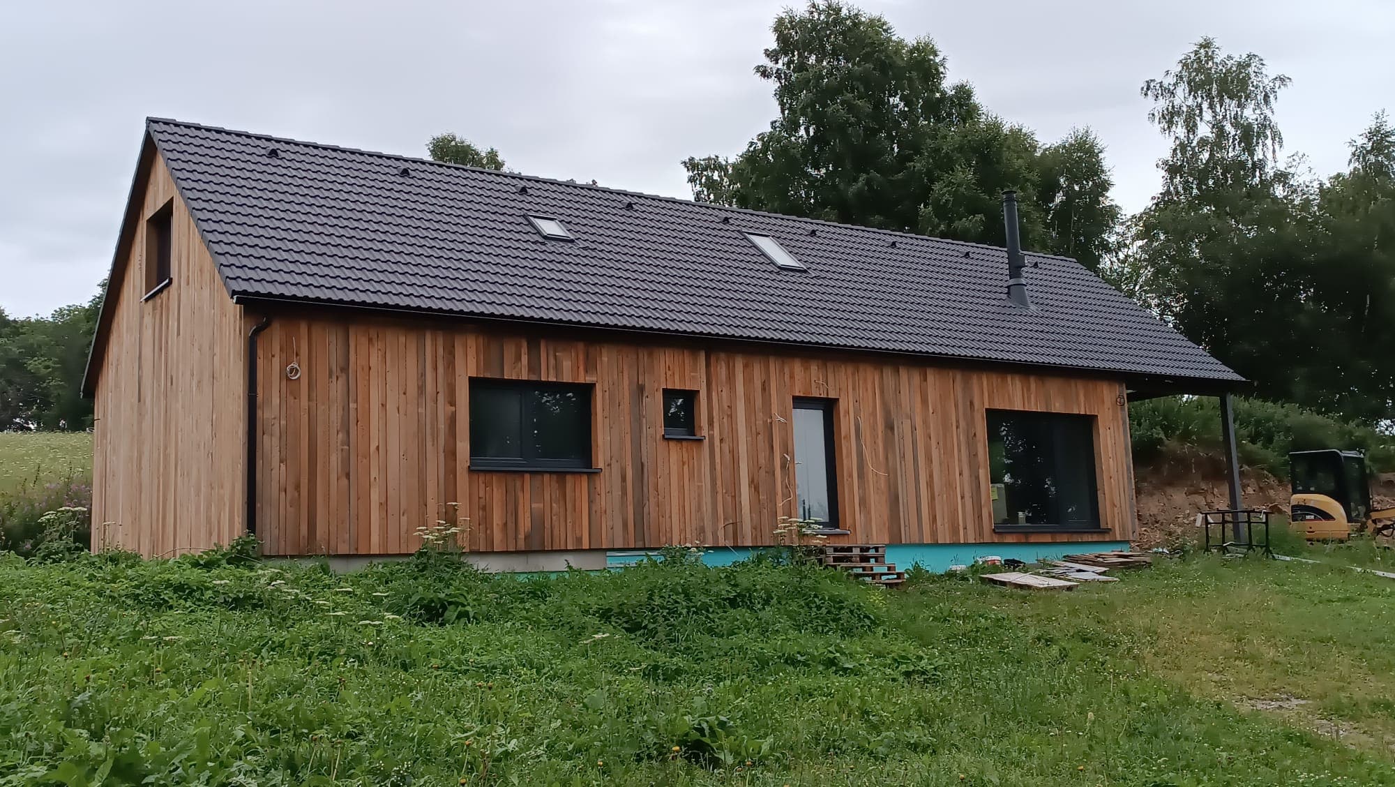 Holzfassade eines Hauses aus der Nähe, sichtbare Maserung